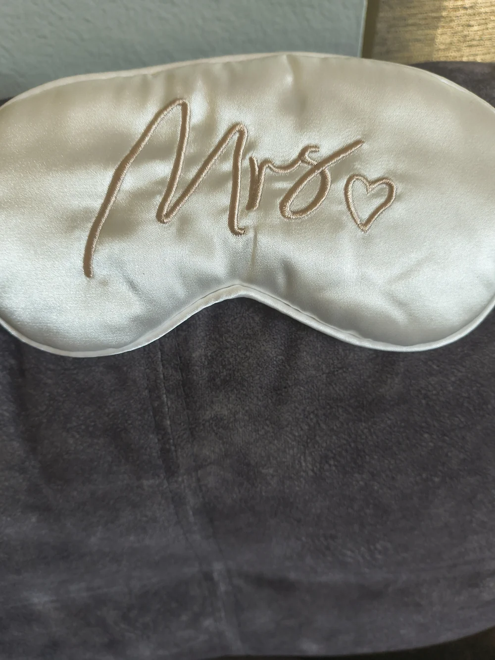 Mrs Silky Sleep Mask - White & Light Pink
